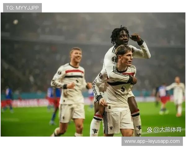 曼联在训练赛中尝试更多直塞与插上的组合战术